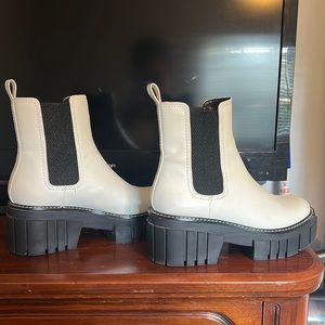 Gianni bini leather chelsea boot. Worn twice size 7 womens